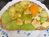 Tostada de huevo y aguacate