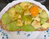 Foto del paso 4 de la receta: Tostada de huevo y aguacate