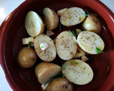 Foto del paso 2 de la receta: Patatas con mantequilla y romero