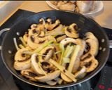 Foto del paso 2 de la receta: Pollo con puerros y champiñones