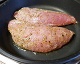 Foto del paso 2 de la receta: Pechuga de pavo al romero