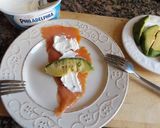 Foto del paso 2 de la receta Fuente de langostinos y salmón con salsa de alcaparras