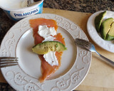 Foto del paso 2 de la receta: Fuente de langostinos y salmón con salsa de alcaparras