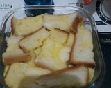Foto langkah ke 3 dari resep Puding roti tawar panggang.