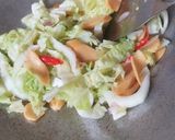 Foto langkah ke 3 dari resep Tumis sawi sosis.