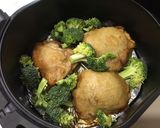 รูปขั้นตอนการทำที่ 3 ของ สะโพกไก่อบ บรอกโคลีย่าง ง่ายๆ