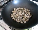 Foto del passaggio 2 della ricetta Tagliolini neri alle vongole
