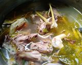 Foto langkah ke 5 dari resep Kaldu Ayam Kampung Rempah.