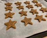 Foto del passaggio 6 della ricetta ZIMTSTERNE - Biscotti stelline di frutta secca, cannella e ghiaccia reale