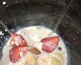 A picture of step 2 of Banana strawberry and almond smoothie.