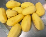 Une image de l'étape 1 de Duo de pommes de terre au lard et bouillon de sanglier.