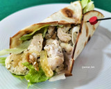 Foto del paso 7 de la receta: Fajitas de pollo con lechuga, cebolla y salsa de queso y nueces