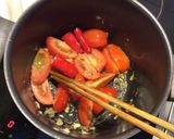 Hình bước làm 5 của món Canh thơm, cà chua chung sống cùng mực