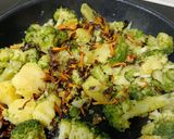 Foto del paso 4 de la receta: Revuelto de brócoli con patatas y trompeta amarilla y raya rebozada