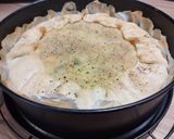 Foto del passaggio 5 della ricetta Torta salata rustica di porri e patate 🥔🥘🧀