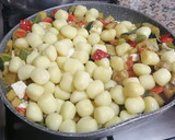 Foto del paso 2 de la receta: Ensalada de ñoquis con verduras asadas y gambas fácil