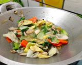 Foto langkah ke 5 dari resep Capcay kuah ayam dan sayur.