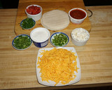 Foto del paso 1 de la receta: NACHOS CON QUESO DE CABRA, PALTA Y CREMA AMARGA