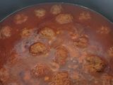 Albóndigas, salsa y arroz