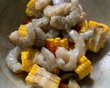 Foto langkah ke 2 dari resep Udang & jagung masak nanas.