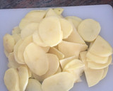 Foto del paso 1 de la receta: Patatas con crema de leche y queso emental