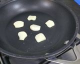 A picture of step 2 of Ginger hot spicy prawns.