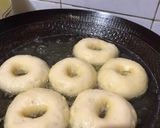 Foto langkah ke 5 dari resep Donat Kampung Topping Cokelat Meses.
