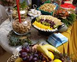 عکس مرحله 1 از دستور تزیین میوه روی استند