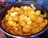 Hình bước làm 2 của món 🌱 Bí Ngòi Vàng Xào Tỏi (Vegan)