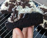 Foto langkah ke 7 dari resep Cookies 'n' Cream Cheese Caketart.