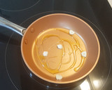 Foto del paso 1 de la receta: Revuelto de gulas, piñones y huevo