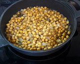Foto del paso 1 de la receta: Garbanzos encebollados con ajo y perejil