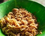 Foto langkah ke 6 dari resep Mie Goreng Sederhana.