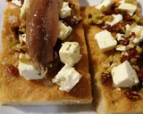 Foto del paso 7 de la receta: Tostas de pan de aceite con queso feta marinado