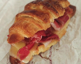 Foto del paso 21 de la receta: Croissant (v4) relleno de jamón serrano y queso fundido