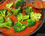 Foto del paso 4 de la receta: Chuleta de Sajonia "a la gallega" y brócoli con tomate y bacon