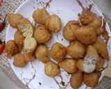 A picture of step 2 of Laddu peethi fried.