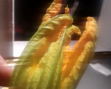 Foto del paso 3 de la receta: Flores de Calabacín fritas