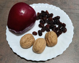 Foto del paso 1 de la receta: Ensalada de tomate azul, nueces, manzana y pasas