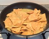 Foto del paso 4 de la receta: Chilaquiles verdes con crema y queso