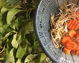 Foto langkah ke 1 dari resep Sayur bening bayam tauge.