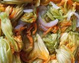 Foto del paso 2 de la receta: Crema de flor de calabaza y elote 🍂🌽