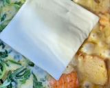 Foto langkah ke 5 dari resep Pan Fried Salmon with Creamy Garlic Sauce.