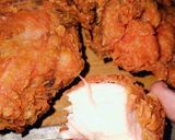 Foto langkah ke 5 dari resep Ayam Goreng Merah Daun Jeruk.