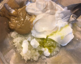 Foto del paso 2 de la receta: Salsa de yogur para dipear!