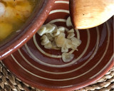 Foto del paso 8 de la receta: Pescado al horno, con salsa de setas, gambones al ajillo y arroz blanco
