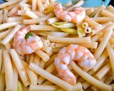 Hình bước làm 3 của món Nui Xào Tôm Rắc Phô Mai