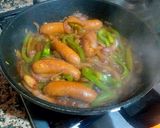 Foto del paso 4 de la receta: Salchichas frescas de ternera con cebolla caramelizada y cereza