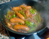 Foto del paso 4 de la receta: Salchichas frescas de ternera con cebolla caramelizada y cereza