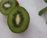 A picture of step 4 of Kiwi mojito.